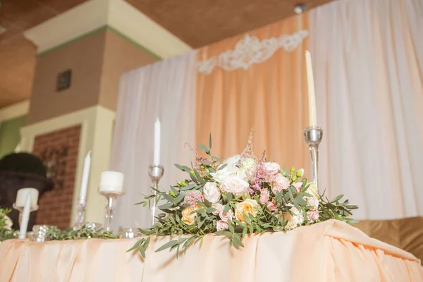 Decoración Mesa Boda Llena Flores Rosa Eustoma Velas Tela Color — Foto de Stock