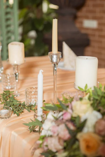 Décor Table Mariage Plein Fleurs Roses Eustomes Bougies Tissu Coloré — Photo