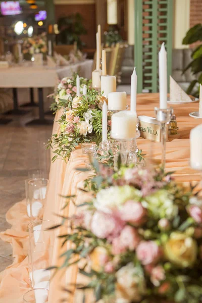 婚礼桌上装饰满是玫瑰和洋花 蜡烛和桃色面料 豪华的餐厅内饰 复制空间 — 图库照片
