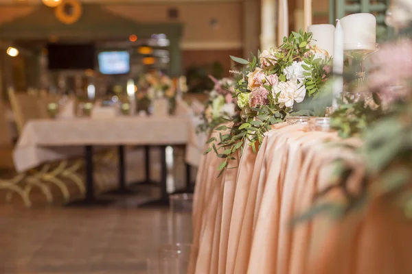 Decoração Mesa Casamento Cheio Flores Rosa Eustoma Velas Tecido Colorido — Fotografia de Stock