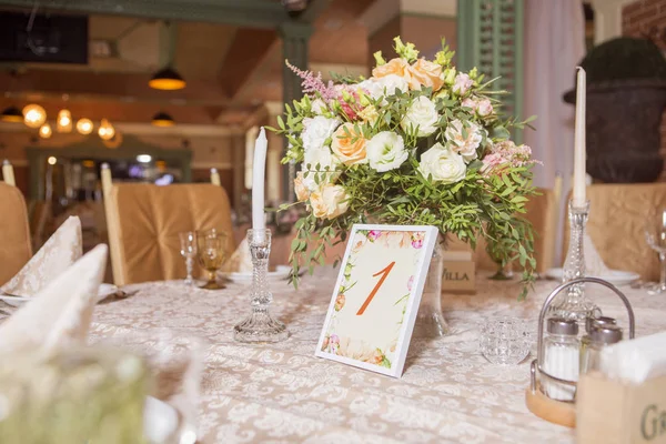 Décor Table Mariage Plein Fleurs Roses Eustomes Bougies Tissu Coloré — Photo