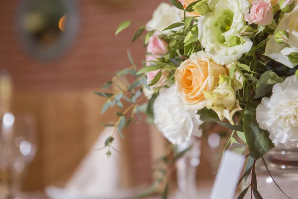 Full Rose Och Prärieklocka Blommor Ljus Och Peach Bröllop Tabellen — Stockfoto