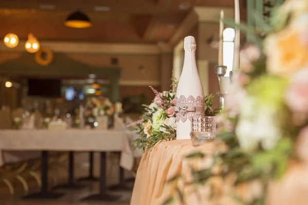 Decoração Mesa Casamento Cheio Flores Rosa Eustoma Velas Tecido Colorido — Fotografia de Stock