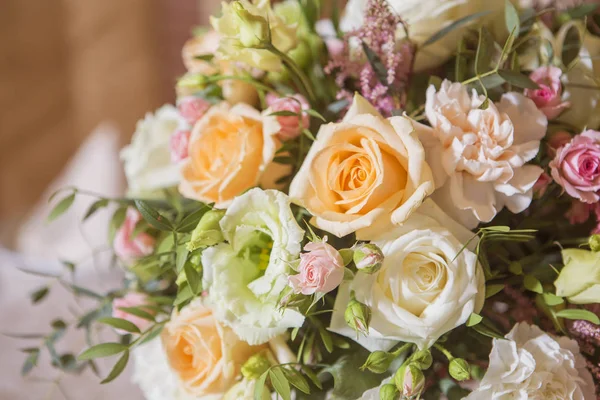 stock image Wedding table decor full of rose and eustoma flowers, candles and peach colored fabric. Luxury rich restaurant interior. Indoor. Copy space