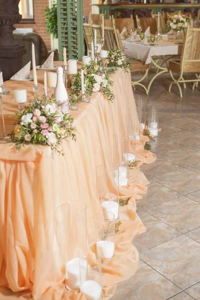Decoração Mesa Casamento Cheio Flores Rosa Eustoma Velas Tecido Colorido — Fotografia de Stock