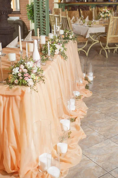 Décor Table Mariage Plein Fleurs Roses Eustomes Bougies Tissu Coloré — Photo