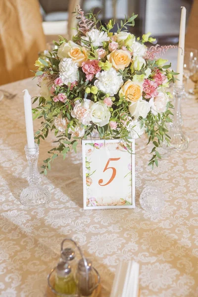 Decorazione della tavola nuziale piena di fiori di rosa e di eustoma, candele e — Foto Stock