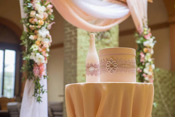 Decoração Arco Casamento Cheio Flores Rosa Eustoma Velas Tecido Colorido — Fotografia de Stock