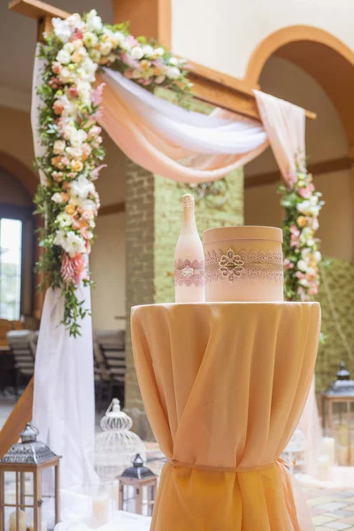 Bruiloft boog decor vol met rose en eustoma bloemen, kaarsen en — Stockfoto