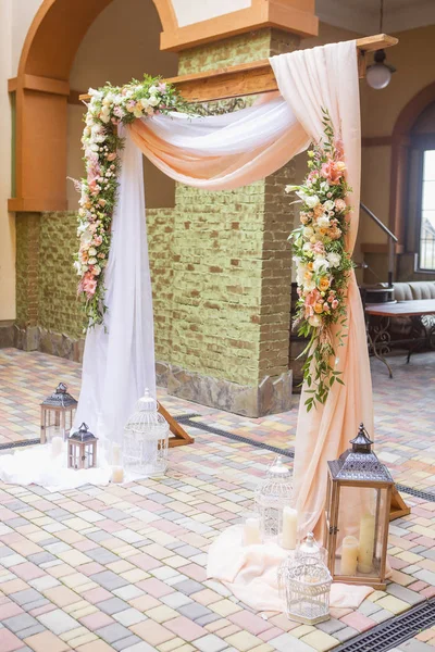 Arc de mariage décor plein de fleurs de roses et d'eustomes, bougies et — Photo