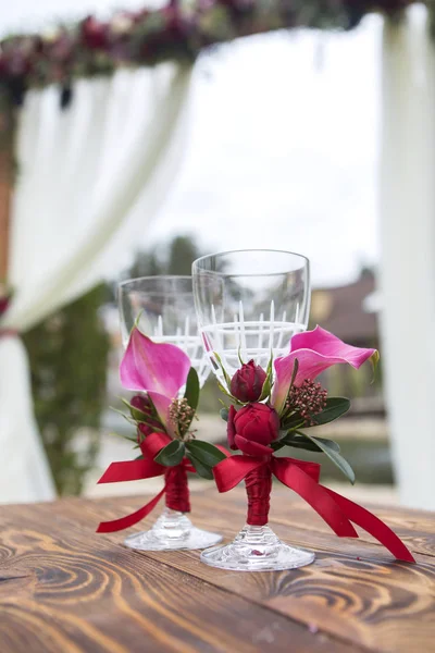 Σετ Γάμου Glassess Λουλούδια Χρώμα Οίνου Και Κορδέλα Μια Ξύλινη — Φωτογραφία Αρχείου