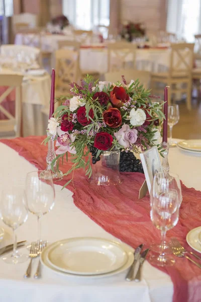 Conjunto Flores Vinho Uma Mesa Casamento Cercada Por Pratos Toalhas — Fotografia de Stock