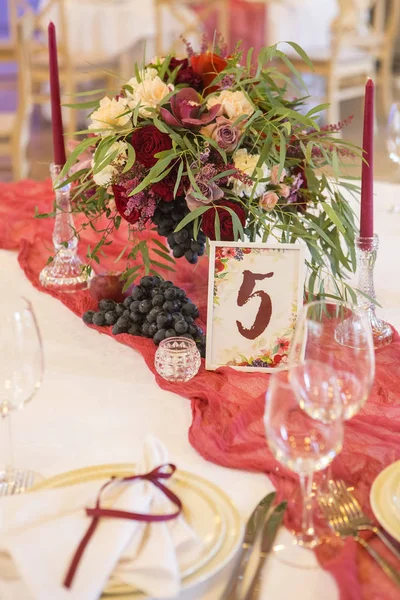 一套在婚礼桌上的葡萄酒花 四周是盘子 桌布和蜡烛 复制空间 — 图库照片