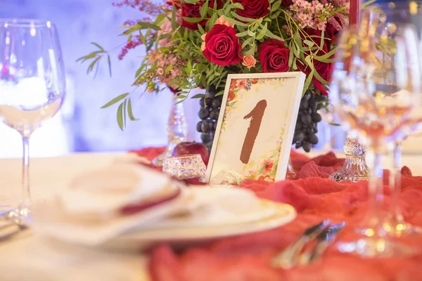 Glassess ve plakaları aydınlık tarafından çevrili bir düğün tablo ayarlama