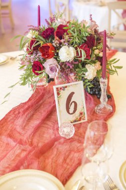 Şarap çiçekleri tabaklar, masa örtüleri ve mumlar çevrili bir düğün tablo ayarlama. İç. Kopya alanı