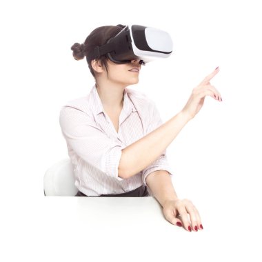 Esmer beyaz kadın önünde oturan Vr gözlükle bir