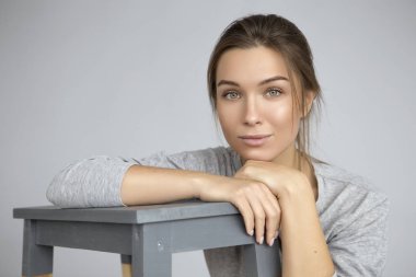 Rahat bir beze oturan genç güzel beyaz esmer kadın