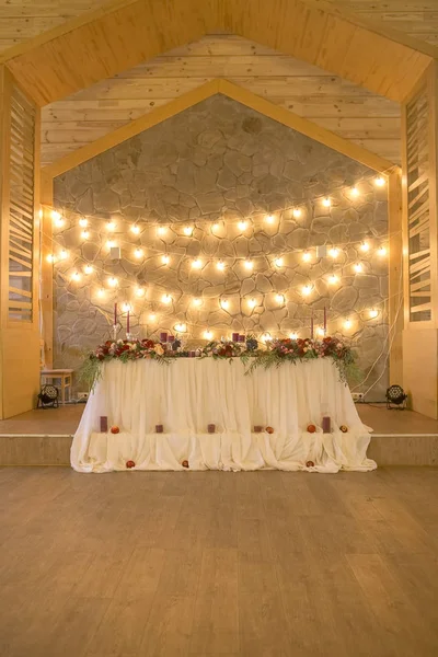 Conjunto Velas Cor Vinho Uma Mesa Casamento Cercada Por Guirlanda — Fotografia de Stock