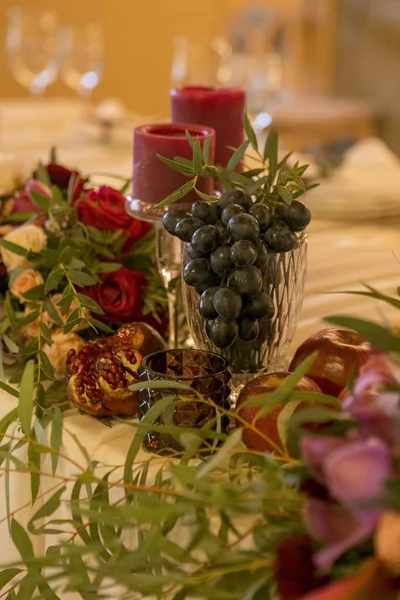 Uppsättning Vin Färg Ljus Ett Bröllop Bord Omgiven Ljus Krans — Stockfoto