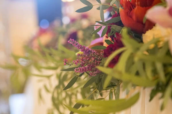 Vin Färg Blommor Ett Bröllop Bord Omgiven Tallrikar Dukar Och — Stockfoto