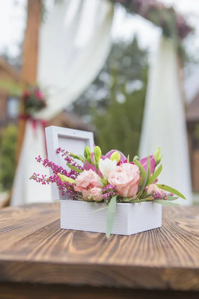 Caixa de casamento para anéis com flores de cor de vinho e fita em um gr — Fotografia de Stock