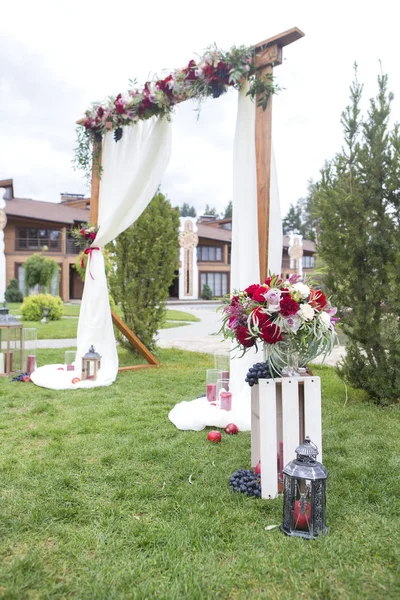 Wijn Kleur Bloemen Een Huwelijksboog Met Tule Stof Houten Decoraties — Stockfoto