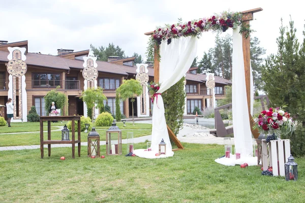 Wijn Kleur Bloemen Een Huwelijksboog Met Tule Stof Houten Decoraties — Stockfoto