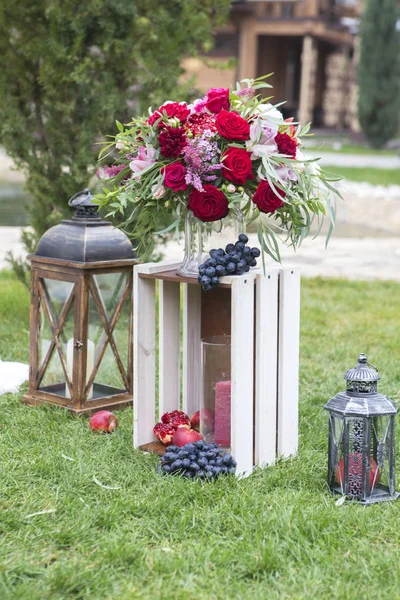 Flores Cor Vinho Arco Casamento Com Tecido Tule Decorações Madeira — Fotografia de Stock