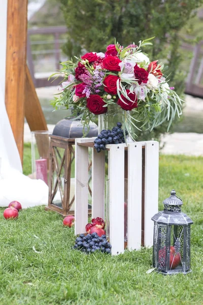 Flores de cor de vinho em um arco de casamento com tecido de tule e woode — Fotografia de Stock