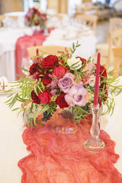 Set Med Vin Blommor Bröllop Bord Omgiven Tallrikar Dukar Och — Stockfoto