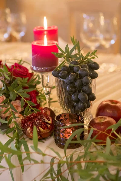 Uppsättning Vin Färg Ljus Ett Bröllop Bord Omgiven Ljus Krans — Stockfoto