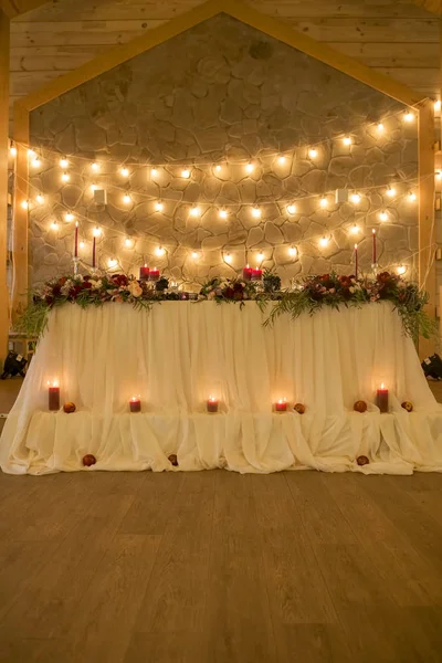 Conjunto de mesas de boda con velas de color vino, platos y tabla — Foto de Stock