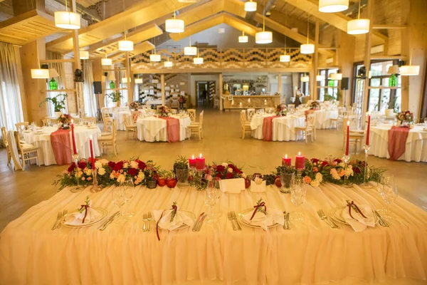 Conjunto Flores Vinho Uma Mesa Casamento Cercada Por Pratos Toalhas — Fotografia de Stock