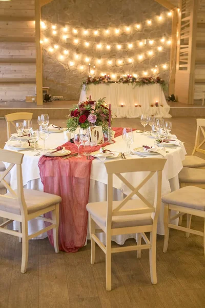 Conjunto de mesas de casamento com velas de cor de vinho, pratos e mesa — Fotografia de Stock