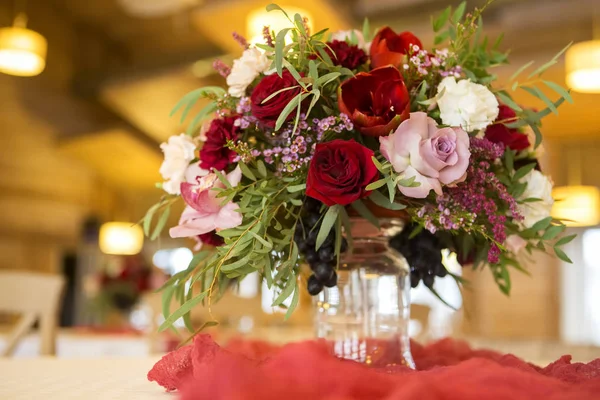 Wijn Kleur Bloemen Een Bruiloft Tabel Omgeven Door Platen Tafelkleden — Stockfoto