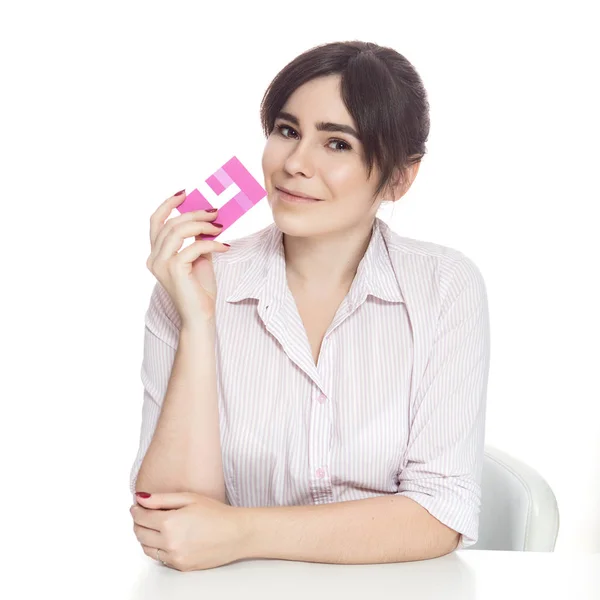 Bruna caucasico donna utilizzando il suo biglietto da visita per il lavoro, seduto in fro — Foto Stock