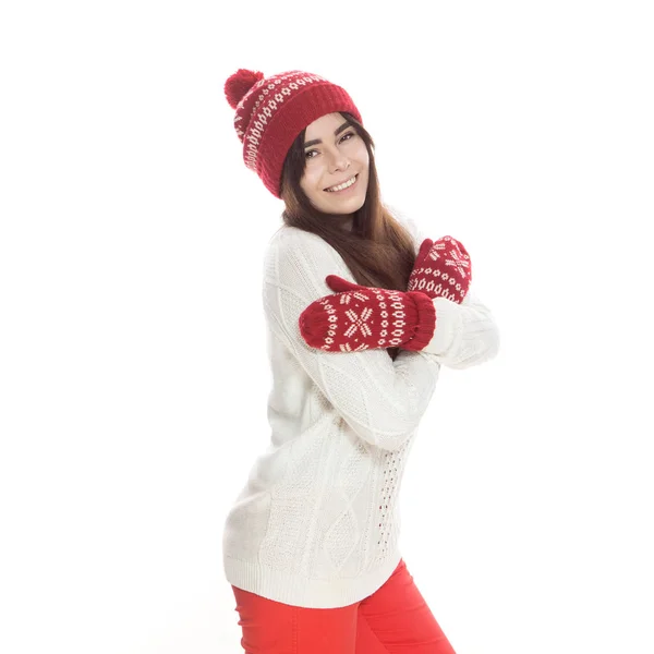 穿着白色毛衣 红色手套 长裤和帽子的白色背景 长着深色长发的可爱少女 情感生活肖像 — 图库照片