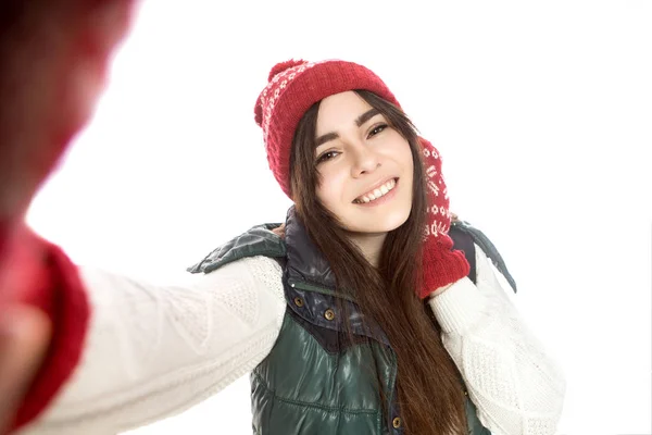 Niedliche Teenager-Mädchen mit langen dunklen Haaren stehen auf einem weißen Backgr — Stockfoto