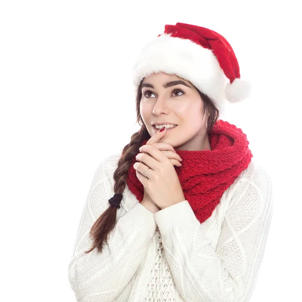 穿着白色毛衣 红色围巾和圣诞老人圣诞帽的白色背景 长着深色长发的可爱少女 情感生活肖像 — 图库照片