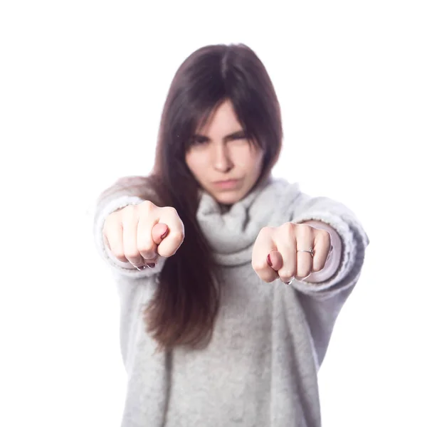 Söt tonårsflicka med långt mörkt hår som står på en vit bakgrunds — Stockfoto
