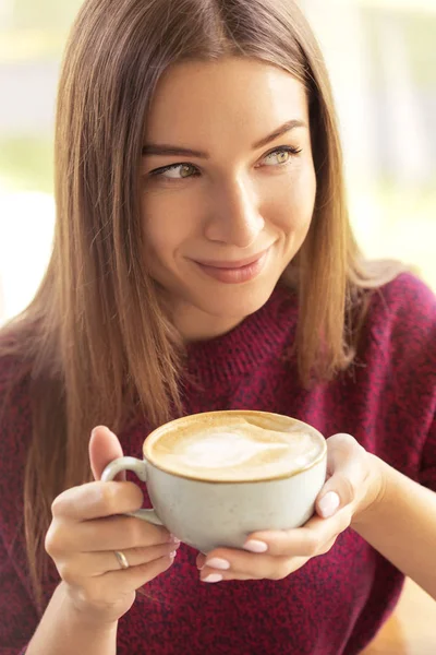 Brunetka, młoda kobieta kaukaski w casual sitti sweter i dżinsy — Zdjęcie stockowe