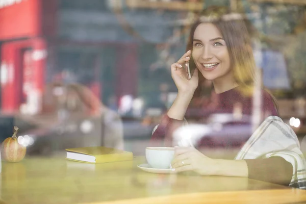 Brunette Young Caucasian Woman Casual Sweater Jeans Sitting Cafe Smiling — Stock Photo, Image