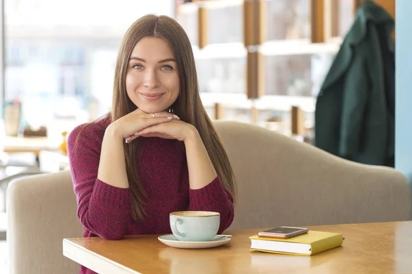 Brunette Young Caucasian Woman Casual Sweater Jeans Sitting Cafe Smiling — Stock Photo, Image