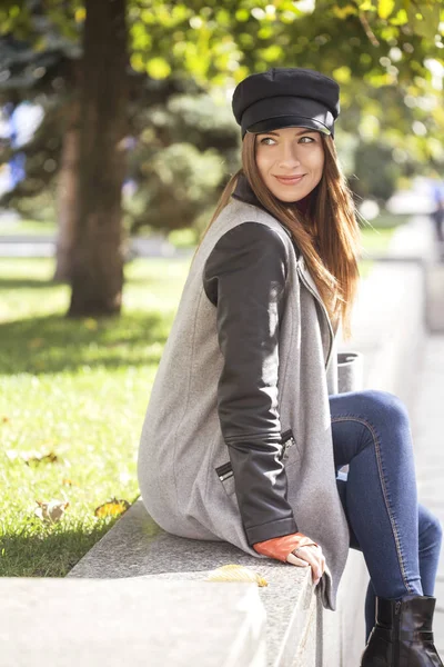 Bruna giovane donna caucasica in giacca casual (cappotto), jeans e — Foto Stock