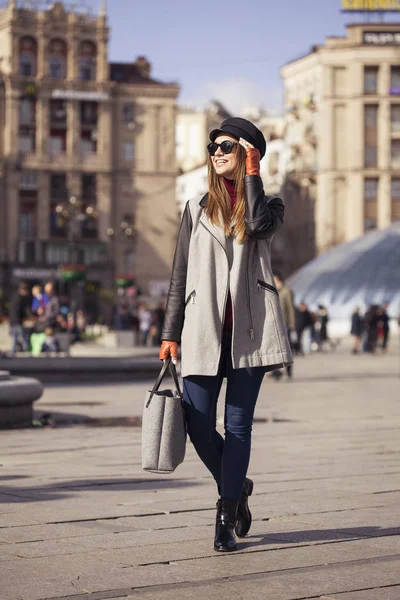 Brunette Jeune Femme Caucasienne Veste Décontractée Manteau Jeans Lunettes Soleil — Photo