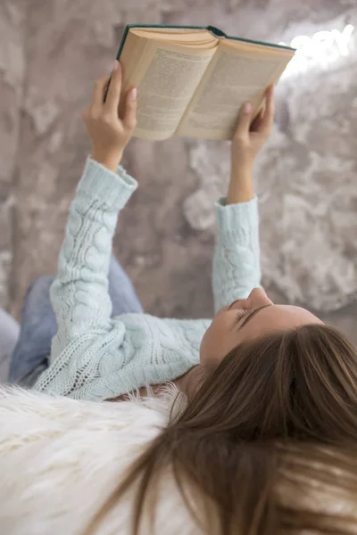 Kitap Okuma Bir Yatak Üzerinde Oturan Genç Güzel Beyaz Kadın — Stok fotoğraf