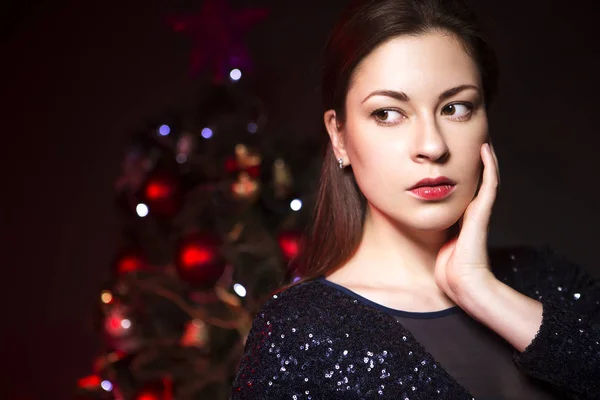 Niedlich Lächelnde Frau Abendkleid Der Nähe Des Neujahrsbaums Mit Rotem — Stockfoto