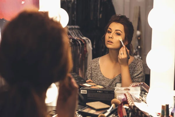 Mujer Morena Aplicando Maquillaje Pintar Piel Para Una Cita Nocturna —  Fotos de Stock