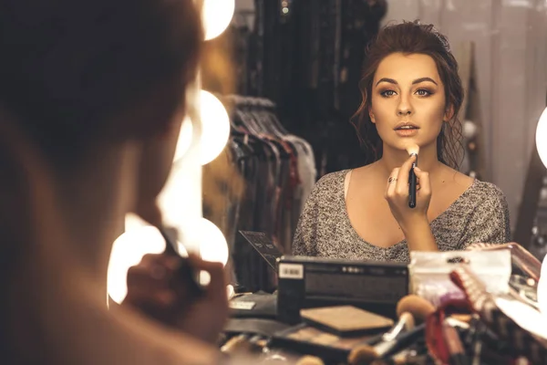 Mujer Morena Aplicando Maquillaje Pintar Piel Para Una Cita Nocturna —  Fotos de Stock