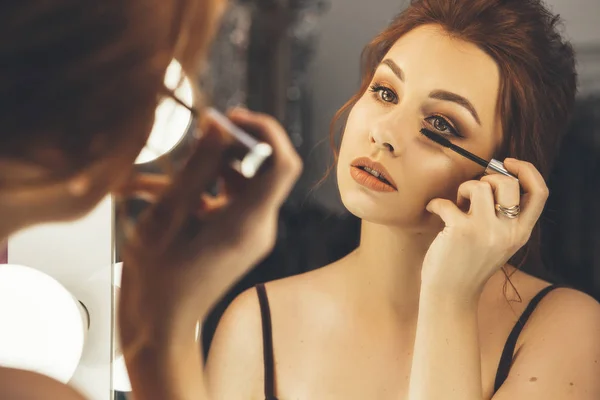 Mujer Morena Aplicando Maquillaje Pintarse Las Pestañas Para Una Cita —  Fotos de Stock